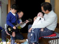 ファイル名: 20101217-1.jpg
ファイルサイズ: 8.6KB ギターの音色や振動