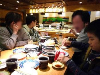 ファイル名: 20110401-2.jpg
ファイルサイズ: 22.4KB 健太が選ぶのは、マグロ中心。