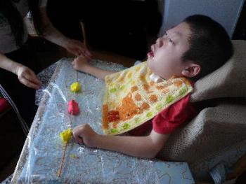 ファイル名: 20110906-1.jpg
ファイルサイズ: 15.9KB 赤・黄・緑の紙粘土を握っていく