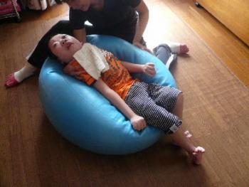 ファイル名: 20110909-1.jpg
ファイルサイズ: 14.8KB いろんな方法で体を緩めてもらって気持ち良さそうだっ