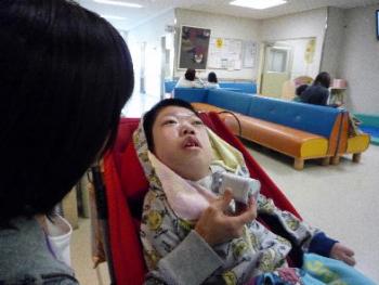 ファイル名: 20111026-1.jpg
ファイルサイズ: 16.2KB 小児科外来の待合で吸入中