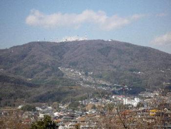 病院の窓から見える生駒山