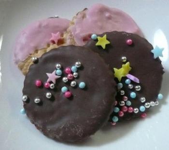 ファイル名: 20120213-2.jpg
ファイルサイズ: 14KB ビスケットにチョコを可愛くトッピング