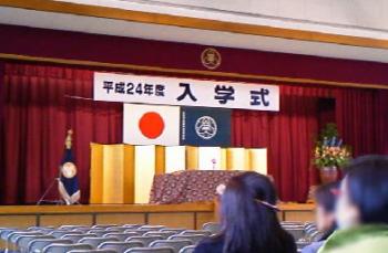ファイル名: 20120411-1.jpg
ファイルサイズ: 16.3KB 体育館で待機