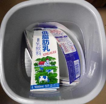 ファイル名: 20120826-1.jpg
ファイルサイズ: 20.7KB 牛乳パックをハサミで切って下準備