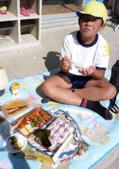 ファイル名: 20121020-2.jpg
ファイルサイズ: 20.9KB 外で食べると美味しいし、ついつい食べ過ぎちゃった
