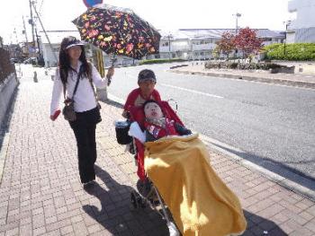 ファイル名: 20121025-2.jpg
ファイルサイズ: 22.9KB 健太が行きも帰りもバギーを押してくれた