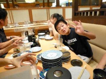 ファイル名: 20130623-1.jpg
ファイルサイズ: 20.7KB お兄ちゃんがお寿司に連れて行ってくれた。