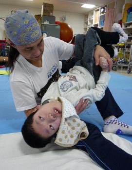 ファイル名: 20121226-1.jpg
ファイルサイズ: 93.4KB
→クリックで元のサイズを表示 逆さまになった時だけは目をキョロキョロして困った事をアピールしていた