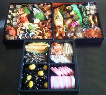 ファイル名: 20130101-1.jpg
ファイルサイズ: 45.2KB
→クリックで元のサイズを表示 おせちのお重を出して貰い、あれこれ吟味しながら食べていた