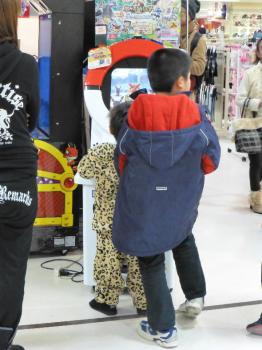 ファイル名: 20130105-2.jpg
ファイルサイズ: 81.1KB
→クリックで元のサイズを表示 健太のお気に入りポケモンのゲーム・・・・ 結構人気があるみたい。(順番待ち)