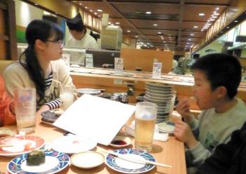 ファイル名: 20130112-1.jpg
ファイルサイズ: 63KB
→クリックで元のサイズを表示 お兄ちゃんがお寿司に連れて行ってくれた