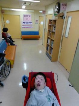 ファイル名: 20130123-1.jpg
ファイルサイズ: 57.2KB
→クリックで元のサイズを表示 外来の待合はポカポカと暖かくて・・・