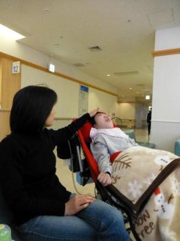 ファイル名: 20130209-1.jpg
ファイルサイズ: 54.2KB
→クリックで元のサイズを表示 外来待合・・・今日も沢山の人たちが診察を待っていました。