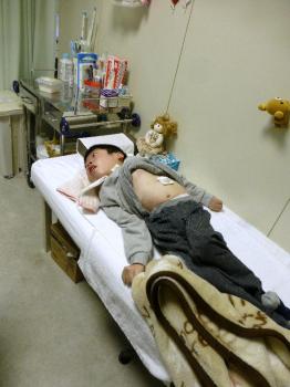 ファイル名: 20130209-2.jpg
ファイルサイズ: 74.1KB
→クリックで元のサイズを表示 診察中(胃瘻の交換と気管の確認をしてもらいました。)