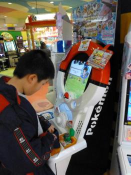 婆ちゃん家の近くのshopping mallでゲーム中