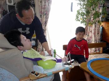 ファイル名: 20130222-1.jpg
ファイルサイズ: 82.2KB
→クリックで元のサイズを表示 健太も一緒に・・・創太は「しゃ~ないな~」って感じだった