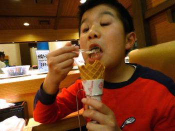 ファイル名: 20130331-1.jpg
ファイルサイズ: 66.3KB
→クリックで元のサイズを表示 食後のデザートも完食していました!