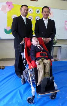 ファイル名: 20130410-2.jpg
ファイルサイズ: 63.8KB
→クリックで元のサイズを表示 中学生になりました!(担任・副担任の先生と)