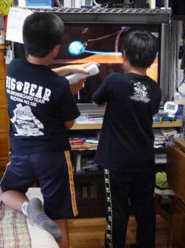ファイル名: 20130504-1.jpg
ファイルサイズ: 84.1KB
→クリックで元のサイズを表示 一緒にWiiで遊び始め、じんわり汗をかくほど楽しんでいた。