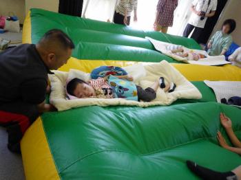 ファイル名: 20130518-2.jpg
ファイルサイズ: 75.9KB
→クリックで元のサイズを表示 エアートランポリンは、なかなかの揺れがあり面白そうだった。