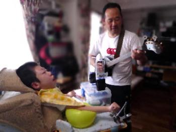 ファイル名: 20130521-2.jpg
ファイルサイズ: 18.3KB
→クリックで元のサイズを表示 先生のギターと歌に合わせて創太がスイッチの操作をする。