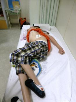 ファイル名: 20130608-1.jpg
ファイルサイズ: 72.7KB
→クリックで元のサイズを表示 胃ろうボタンの交換をして貰ってる時から、創太は眠りそうになっていた。