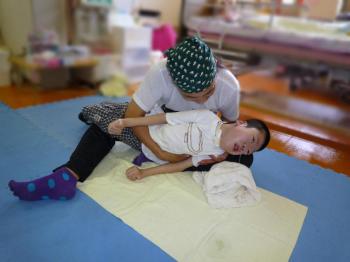 ファイル名: 20130617-1.jpg
ファイルサイズ: 53.2KB
→クリックで元のサイズを表示 PTを受けてる真っ最中で、縦横に伸ばして貰っていた