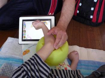 ファイル名: 20130709-1.jpg
ファイルサイズ: 69.6KB
→クリックで元のサイズを表示 タッチすると花火の映像と音がしたり、ウニウニ動く虫が出てきたりで興味津々