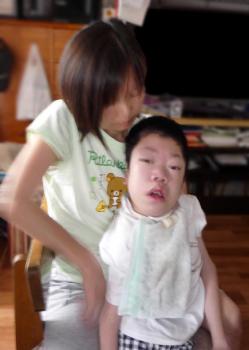 ファイル名: 20130713-1.jpg
ファイルサイズ: 44.4KB
→クリックで元のサイズを表示 創太の、いつもの体操を健太が撮影してくれたんだけど・・・少し「手ブレ」