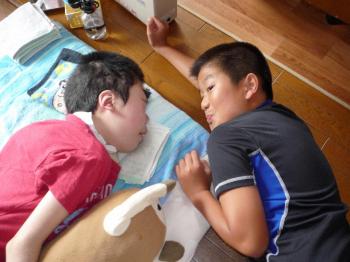 ファイル名: 20130715-1.jpg
ファイルサイズ: 77.7KB
→クリックで元のサイズを表示 体操をしてると健太が創太の横にべったり。