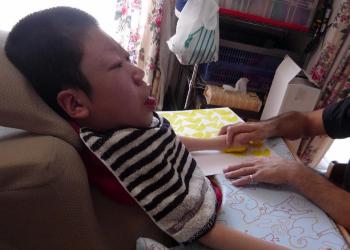 ファイル名: 20130919-1.jpg
ファイルサイズ: 75.5KB
→クリックで元のサイズを表示 なかなか味のある形で、包装紙にもなりそうな感じ。