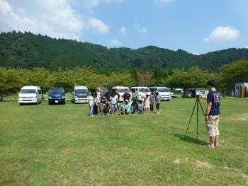 みんなで集まって自分家の車の前で記念撮影