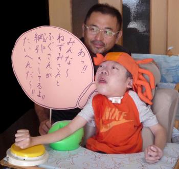 ファイル名: 20131017-1.jpg
ファイルサイズ: 79.7KB
→クリックで元のサイズを表示 先生と一緒に、カニ役の練習を真面目にしてきたので、ビデオ撮りの時も日頃の姿を見せてくれた。