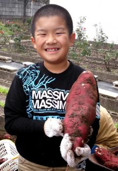 健太とサツマイモとのツーショット