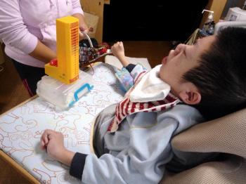 ファイル名: 20131119-1.jpg
ファイルサイズ: 81.2KB
→クリックで元のサイズを表示 17回ほどスイッチを押さないと、賑やかなファンファーレが鳴らないので、創太も集中して頑張っていた。