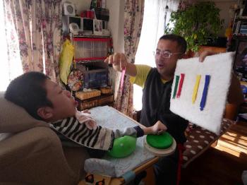 ファイル名: 20131121-1.jpg
ファイルサイズ: 93.6KB
→クリックで元のサイズを表示 5色のフエルトを一枚ずつ創太が見て、気に入った色をスイッチを押して決めていった。
