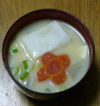 ファイル名: 20140105-01.jpg
ファイルサイズ: 69.1KB
→クリックで元のサイズを表示 お雑煮は、白味噌の優しい味で美味しかった。