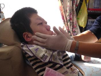 ファイル名: 20140109-01.jpg
ファイルサイズ: 77.4KB
→クリックで元のサイズを表示 ホッペのマッサージや歯磨きは、安心した表情になり余裕だった