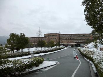 病院は山手にあるので、近づくにつれて雪の量が増えていった。