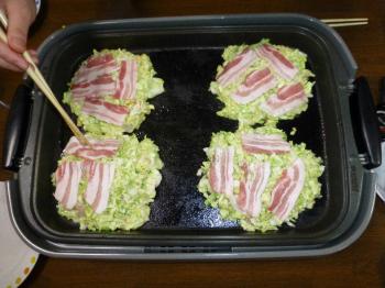ファイル名: 20140325-03.jpg
ファイルサイズ: 88.3KB
→クリックで元のサイズを表示 お好み焼き 焼きながら食べると毎度の事ながら食べ過ぎてしまう。