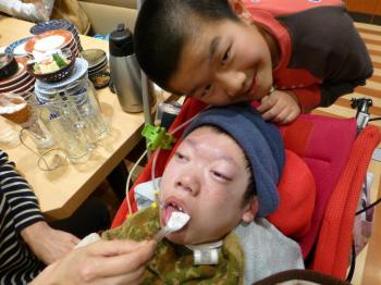 ファイル名: 20140406-02.jpg
ファイルサイズ: 89.8KB
→クリックで元のサイズを表示 喋って食べて笑って楽しかったなぁ。