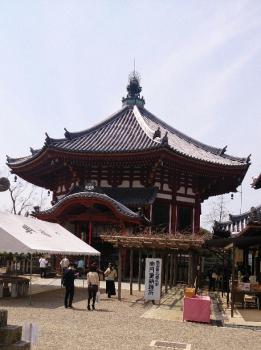ファイル名: 20140407-03.jpg
ファイルサイズ: 93.6KB
→クリックで元のサイズを表示 南円堂でみんなでお賽銭を入れてお参りをした。