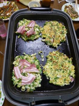 ファイル名: 20140422-03.jpg
ファイルサイズ: 117KB
→クリックで元のサイズを表示 みんなが揃う頃を見計らって、お好み焼きを焼いてたので座ったと同時に食べられた。