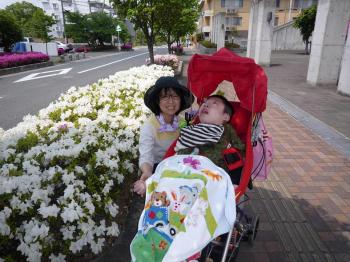 ファイル名: 20140509-02.jpg
ファイルサイズ: 116.7KB
→クリックで元のサイズを表示 ピンク・濃いピンク・白がキレイに咲いていて、創太にも花の匂いがわかったかな。