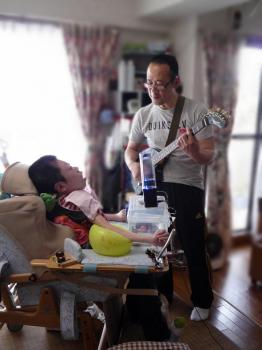 ファイル名: 20140513-02.jpg
ファイルサイズ: 56.9KB
→クリックで元のサイズを表示 椅子に座って色んな歌を歌った。