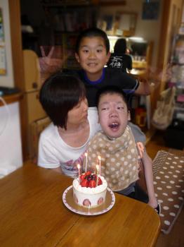 ファイル名: 20140518-01.jpg
ファイルサイズ: 60.1KB
→クリックで元のサイズを表示 夜、誕生日のお祝いをした。こうして家族みんなで過ごせるのは有難い事だと思う。