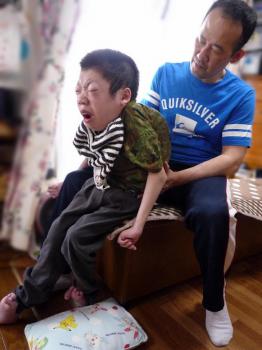 ファイル名: 20140520-01.jpg
ファイルサイズ: 63.5KB
→クリックで元のサイズを表示 先生に支えて貰い座位の姿勢を頑張った。