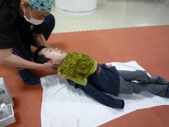 ファイル名: 20140521-01.jpg
ファイルサイズ: 50.6KB
→クリックで元のサイズを表示 先生に身体を伸ばして貰ってる創太を見ると、ほんとに大きく長くなったなぁと思う。
