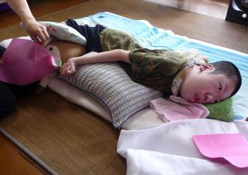 ファイル名: 20140606-1.jpg
ファイルサイズ: 69.9KB
→クリックで元のサイズを表示 おはな紙をビリビリ~っとちぎって作品の材料を作った。